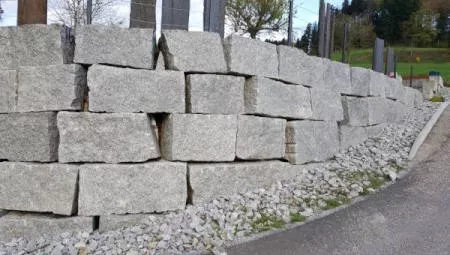 Mauer aus Granitstein-Blöcken gereinigt und imprägniert